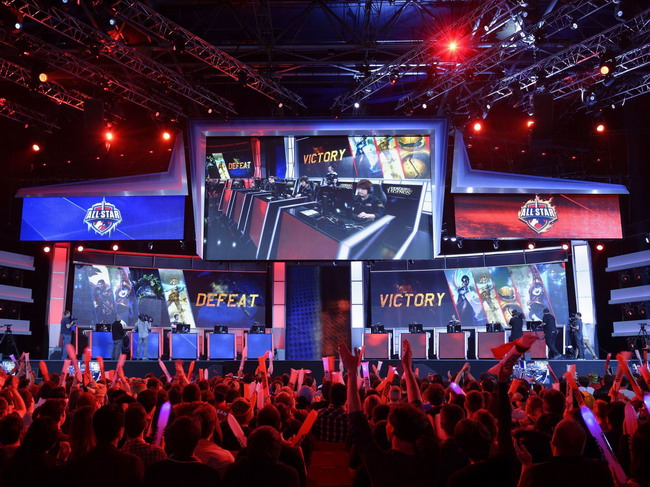 JD Gaming 和 Oh My God 在五场比赛中奋战并赢得了比赛，以 2-0 的战绩晋级淘汰赛阶段。