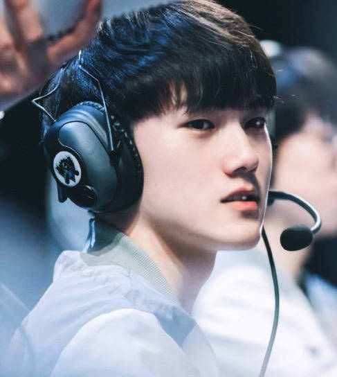 德州扑克新手爱怪牌（德州扑克新手偏爱怪牌）